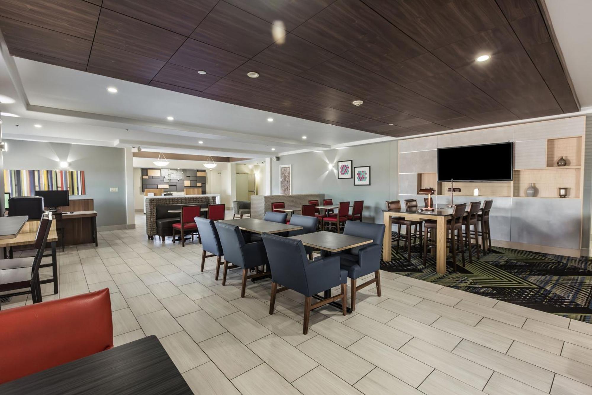 Hotel Express & Suites-regina-south By Ihg 2*
