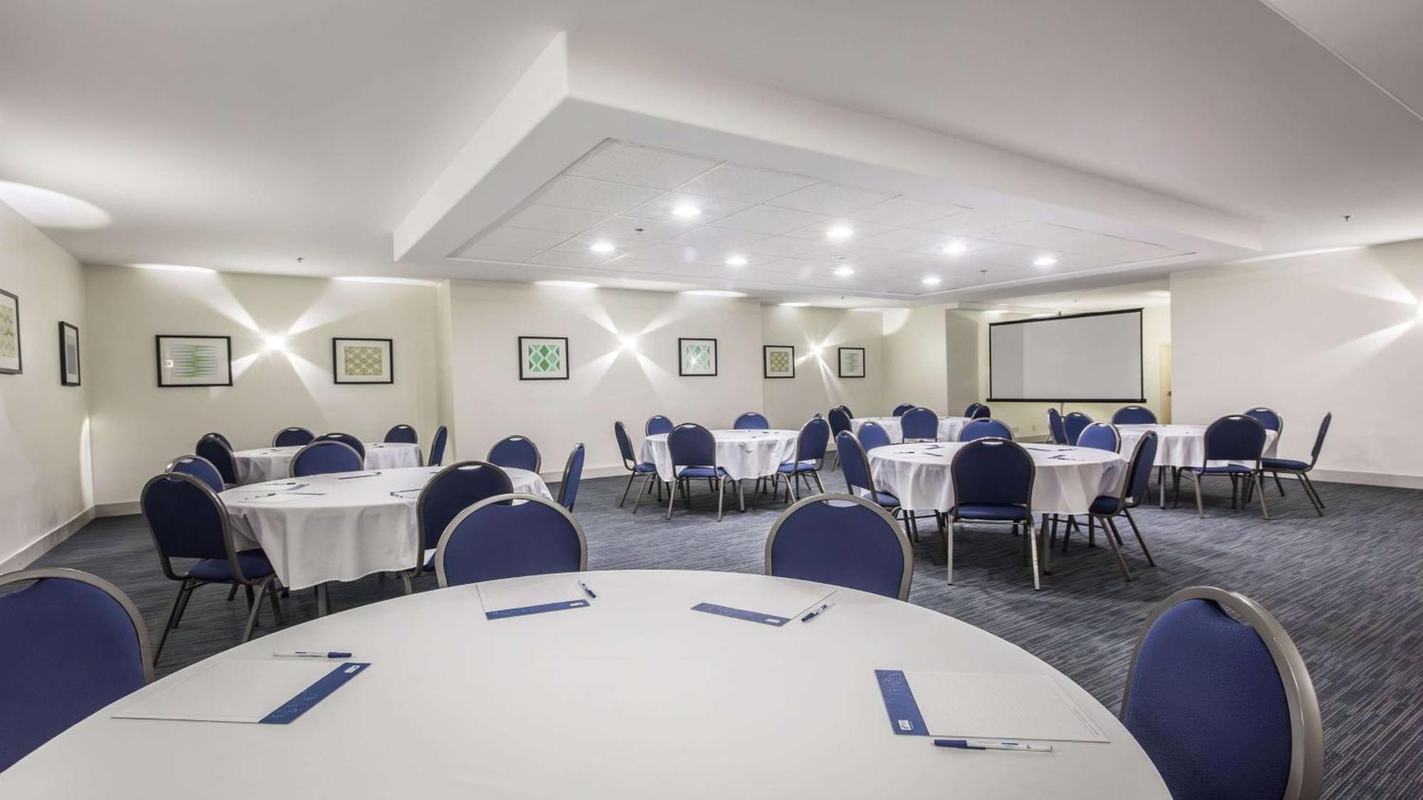 Express & Suites-regina-south By Ihg Hotel Regina