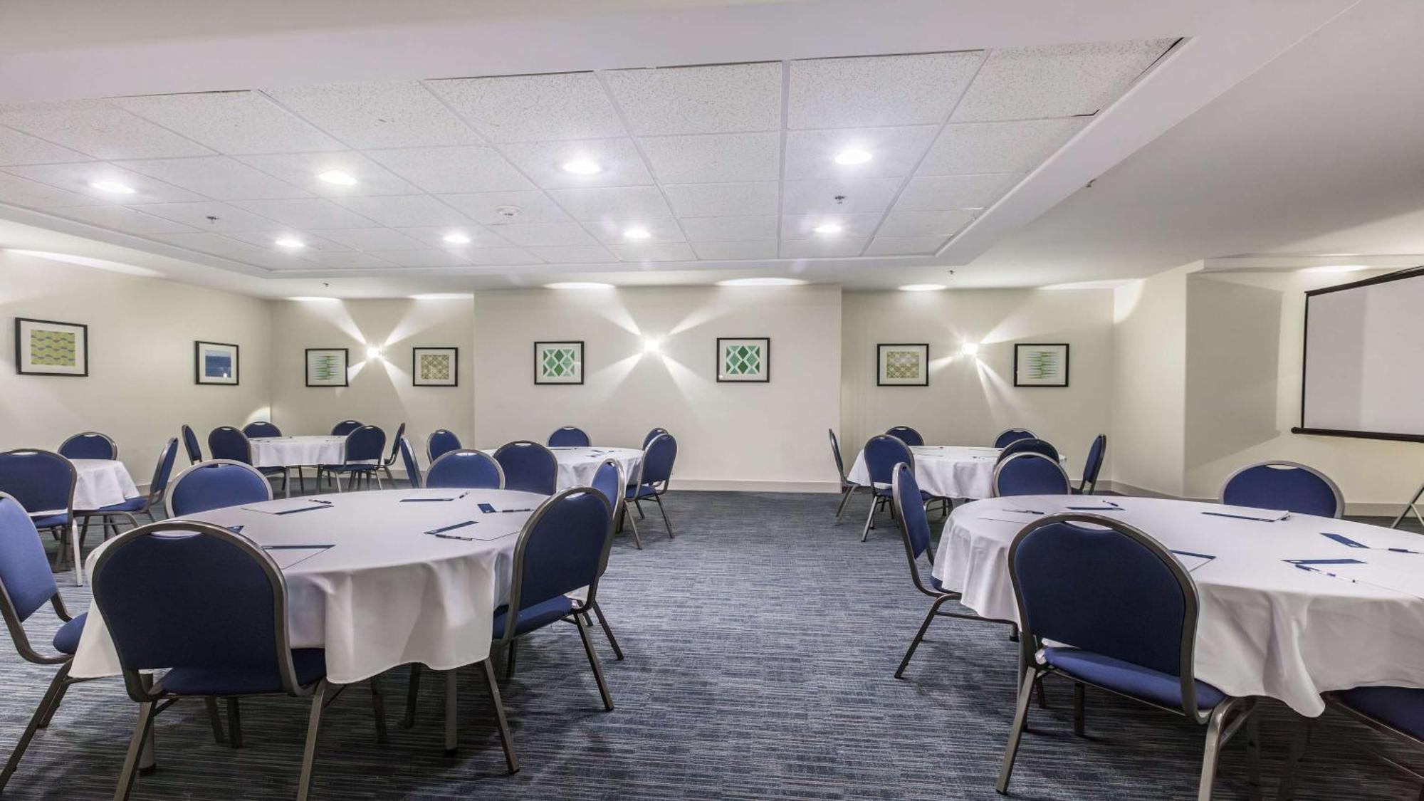 Express & Suites-regina-south By Ihg Regina