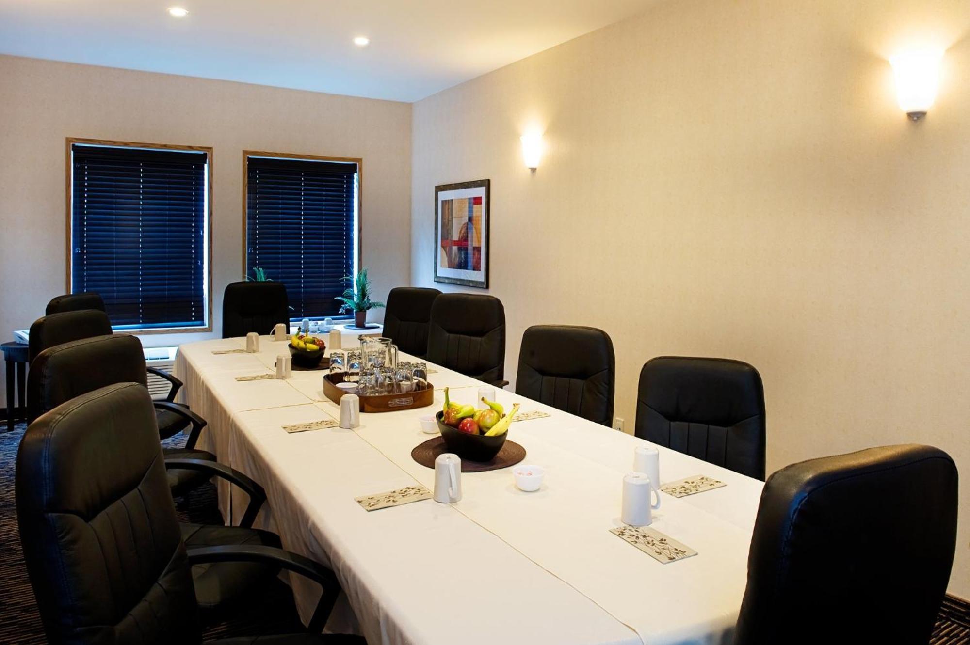 Express & Suites-regina-south By Ihg Hotel 2*