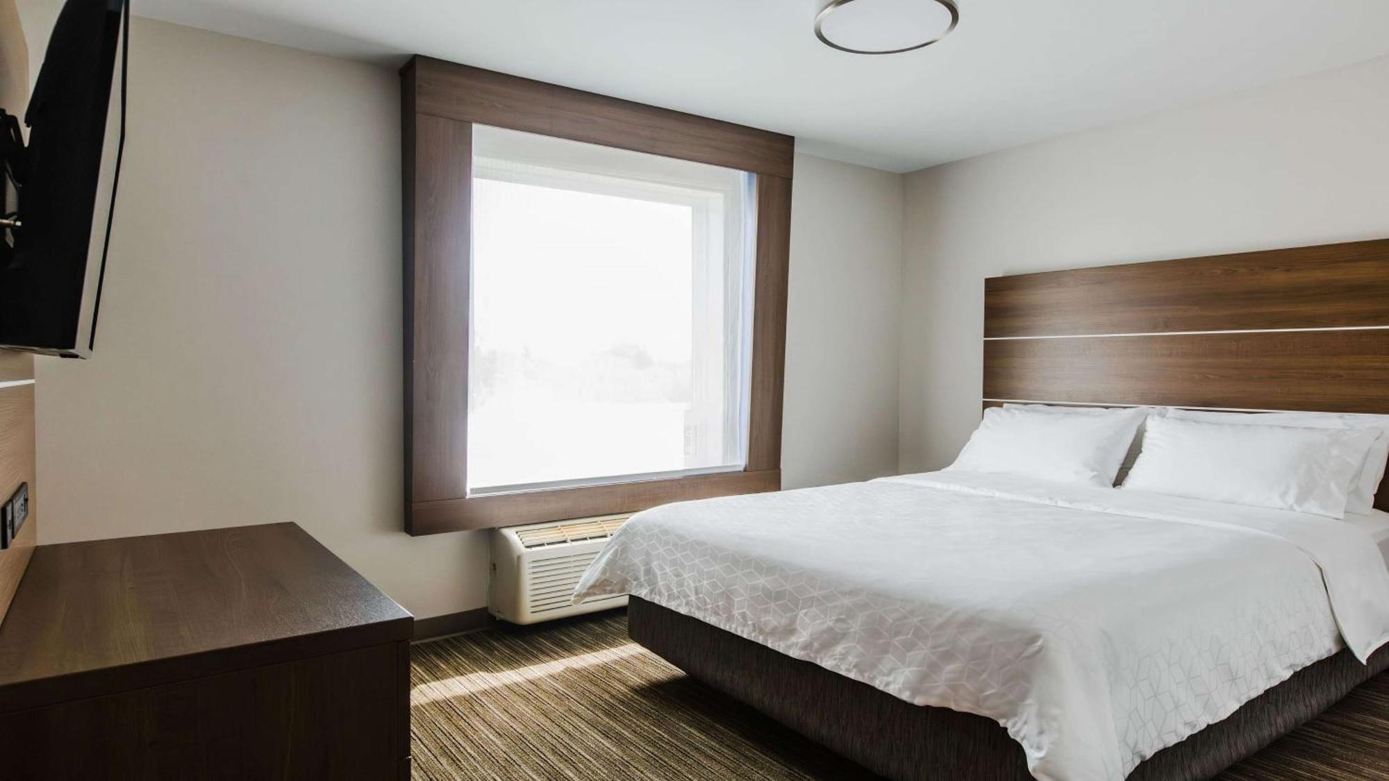 Express & Suites-regina-south By Ihg