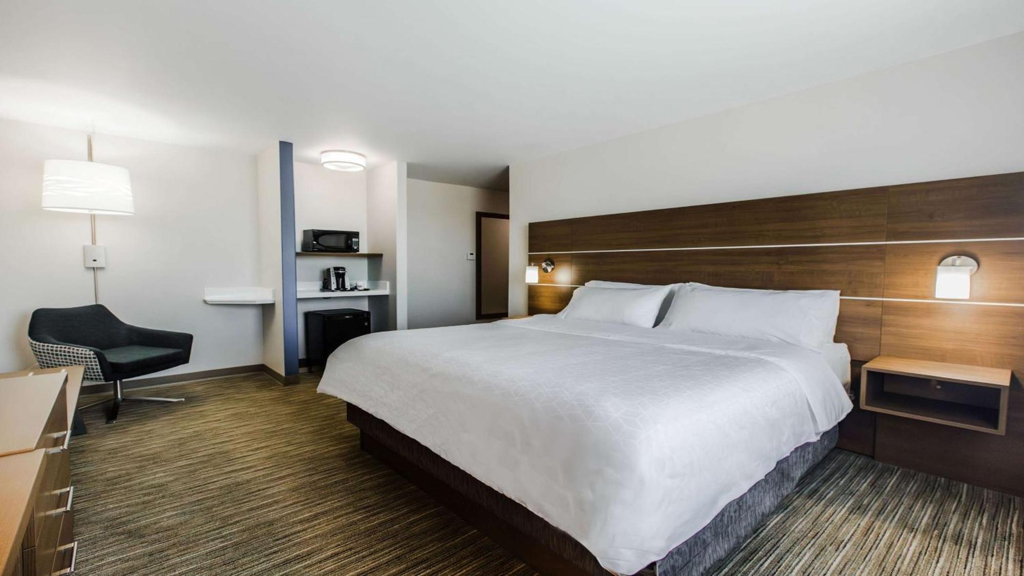 Express & Suites-regina-south By Ihg Hotel 2*