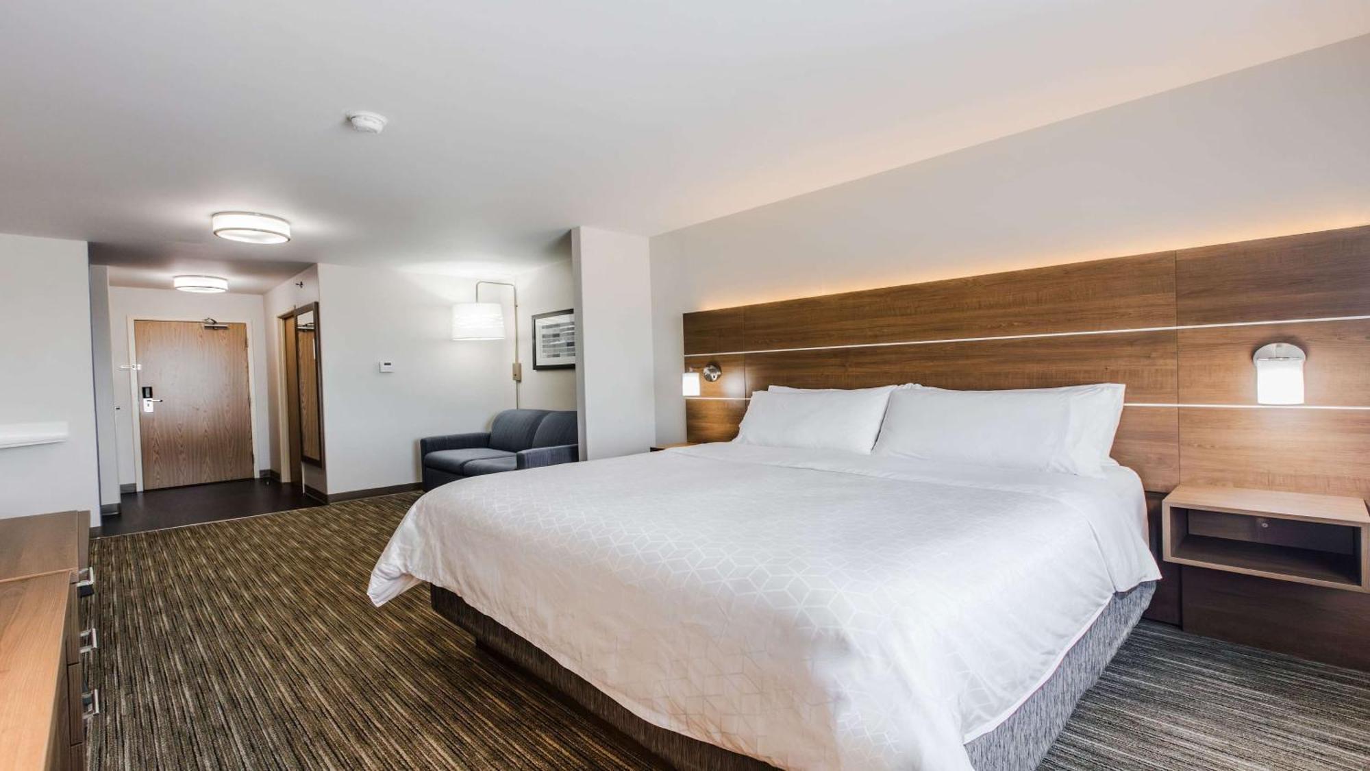 Express & Suites-regina-south By Ihg 2*